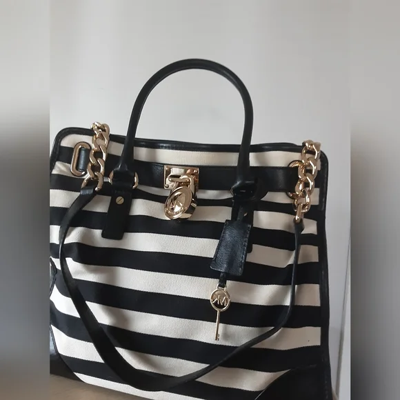 💙HOST PICK💙 MICHAEL KORS BLACK/WHITE CROSS BODY SATCHEL - Picture 1 of 10